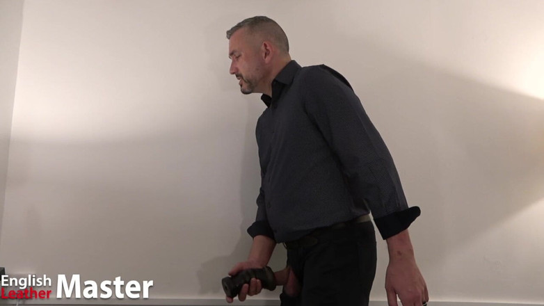 EnglishLeathermaster: 先生がマスターベーターを使い、JOIを付与