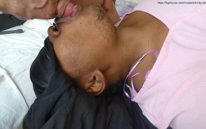 Kinky African MILF: Извращенная африканская милфа - дою корову