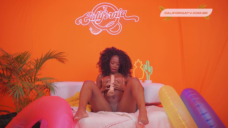 California TV: Iasmin Santana：夏日亲密