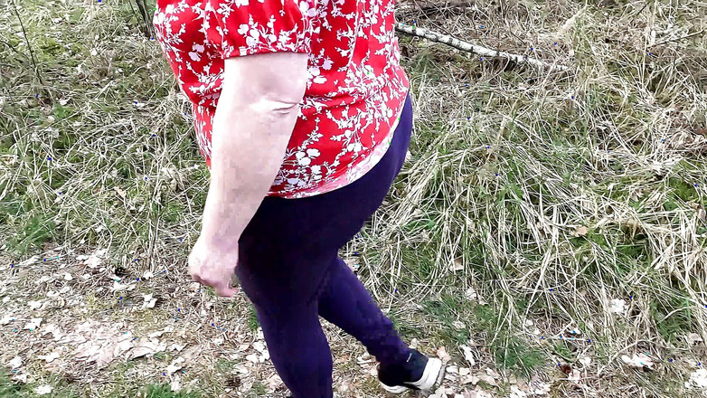 Bouncy Tits Action: Перед скамейкой в лесу ее сиськи жестко отдолбили