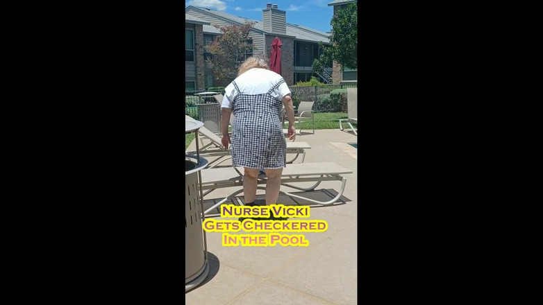 BBW nurse Vicki adventures with friends: Медсестра Вики носит шашки к бассейну