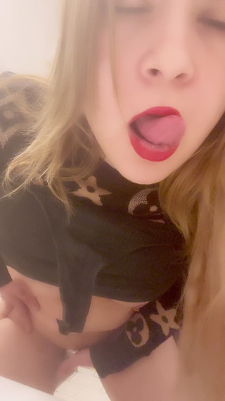 Lizze21: Gioco con la mia figa porcellina e diteggiandomi il culo