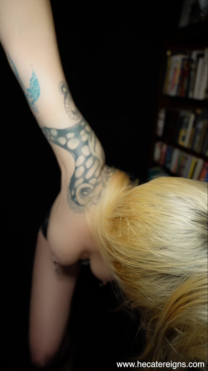 Hecate Reigns: Sembah rintihan air mani dewi awak