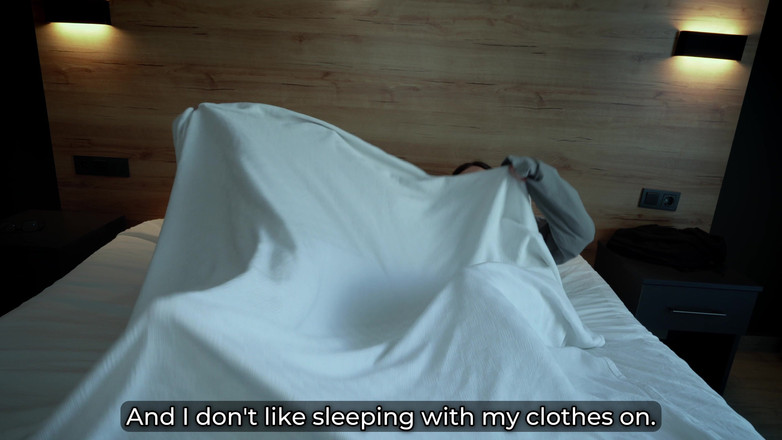 Toma Mur: Stiefmoeder en stiefzus delen bed met stiefzoon in wilde hotelneukpartij (feat....