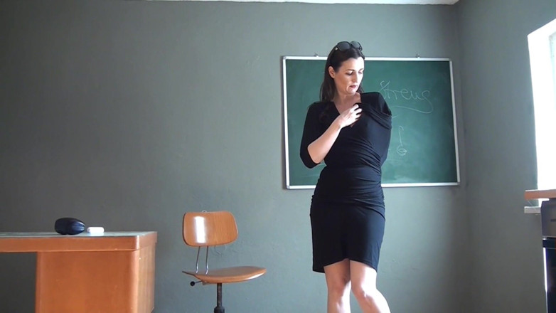 Mary Amputee Pretender: Real Estate Professional Who Appears to Be an Arm Amputee