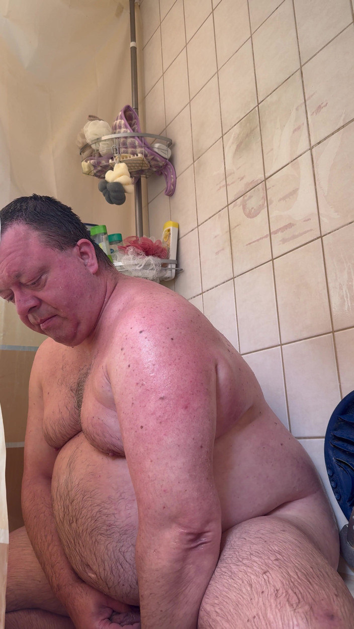 Maximark1000: Showering and Pissing, That's Fun