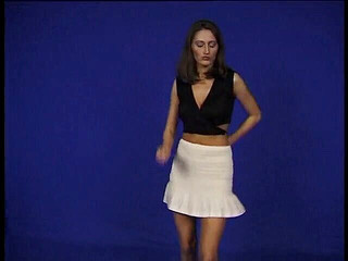 Dirty Teeny: Brunett tonåring dansar och tar av sig kläderna