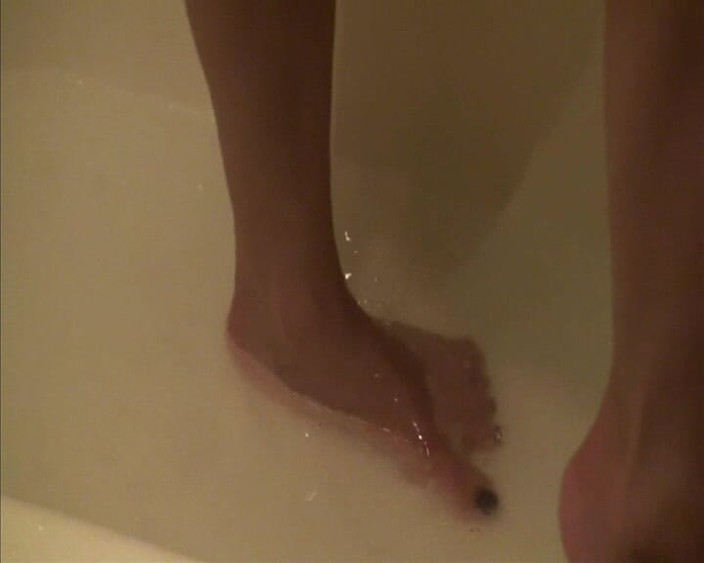 Blondehexe: Ehi, perché mi guardi sempre mentre mi fanno la doccia?!:p