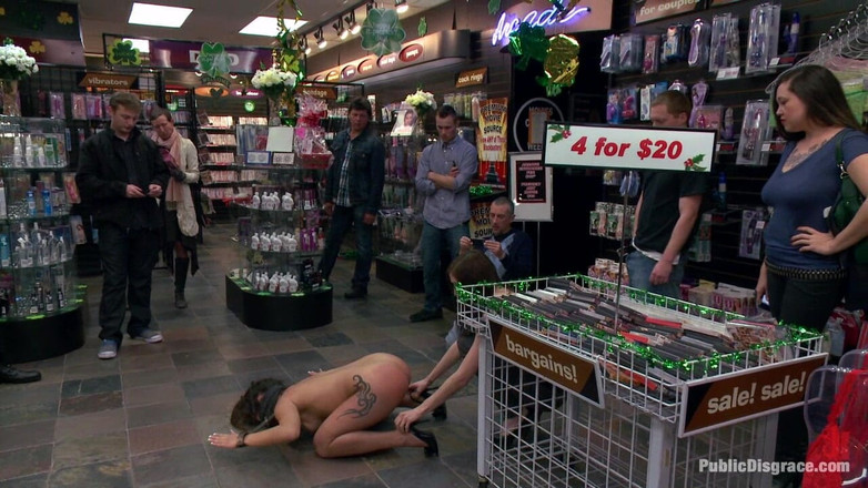 Public Disgrace by Kink: Latinskoamerická kočička s velkým kulatým zadkem je ovládaná a ošukaná...