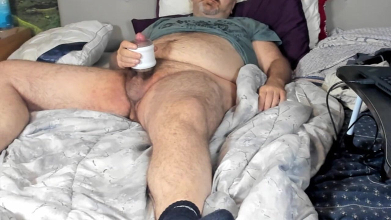 ChubbyDaddyBearLuka: Un oso gordo y peludo se masturba con lubricante y...