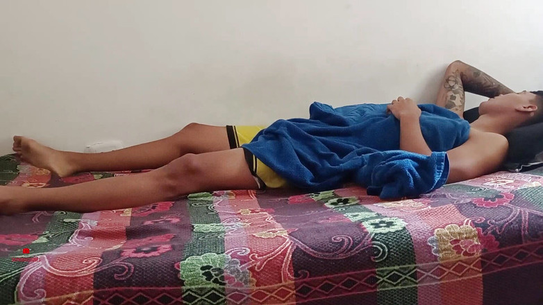 Rouss: Pár sexy nevlastních bratrů je ve své posteli a tvrdě šukají,...