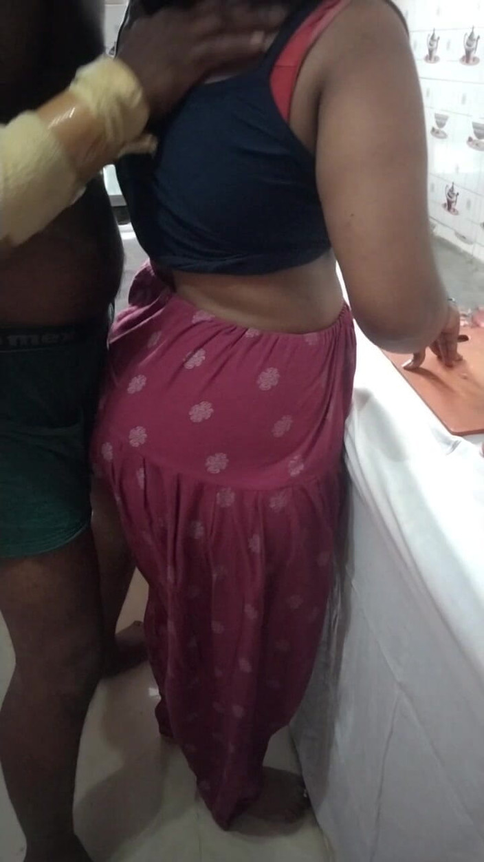 Tamil lesbian: Kuchyňský žhavý sex, když vaří