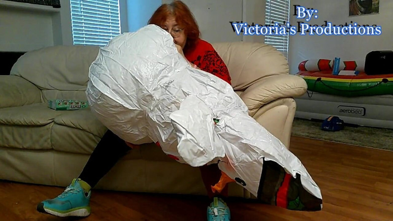 BBW nurse Vicki adventures with friends: Vicki, Infirmière Rousse Mature, Suce Un Bonhomme De Neige Gonflable...