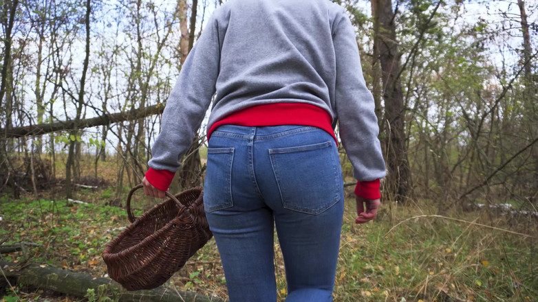 Teasecombo 4K: MILF in blue jeans bückt sich und zeigt draußen ihren...