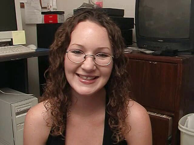 POV JOE: Chica nerd Holly quiere chupar tu polla