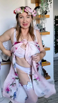 Tetona milf provoca en medias blancas con liguero