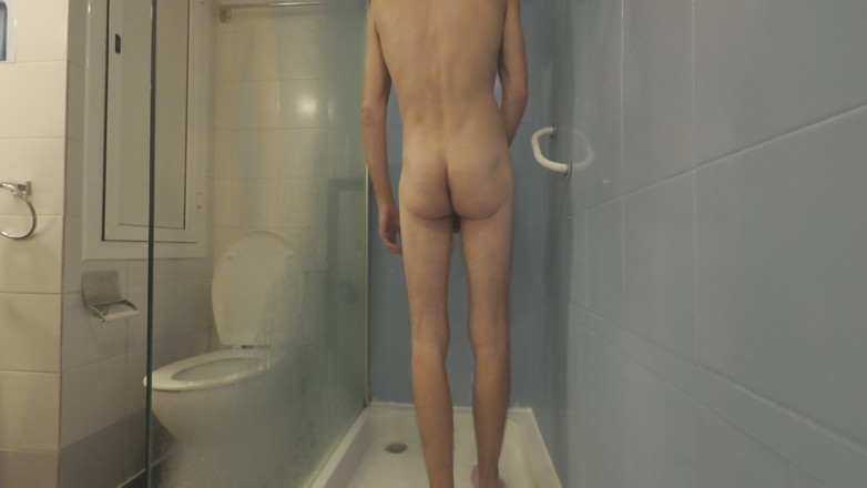 ScottishSweetie: Mi Vecino Se Une a Mí En La Ducha Mientras...
