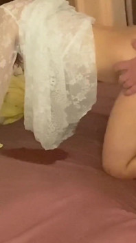 Ma jeune femme obtient un vrai orgasme avec la grosse bite de son vieux amant. Il prend tout en vidéo pour me montrer plus tard.
