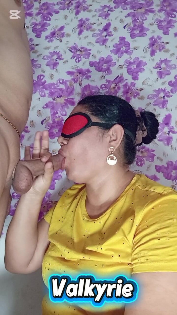 Valkyrie Blowjob and Deepthroat: Дружина, що годує грудьми в масці