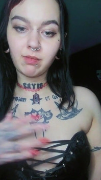 Sexy alternativní brunetka pije perlivou vodu a říje