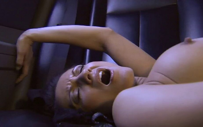 Videorama: Seks in luxe limousine met vrouwelijke beoordelaar