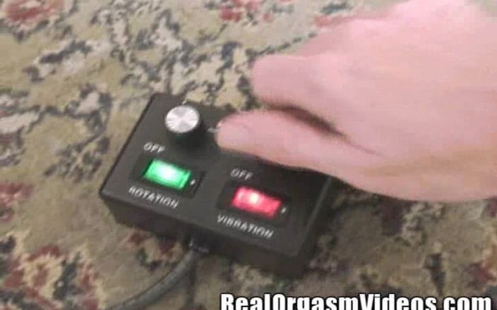 Sybian Orgasm Videos: Kočička Blonde Suckable Tits Slides Kundička na Lucky Sybian vibrátor!