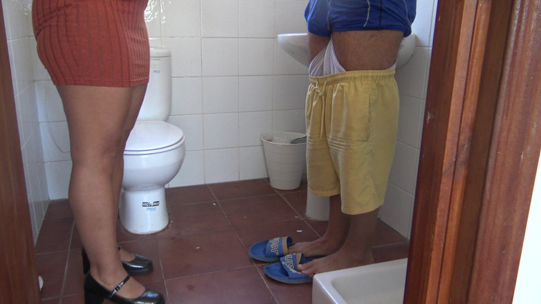 Stepmom Susan: Üvey anne üvey oğluna önüne işemesini ve kirli yarağını yıkamasını söylüyor