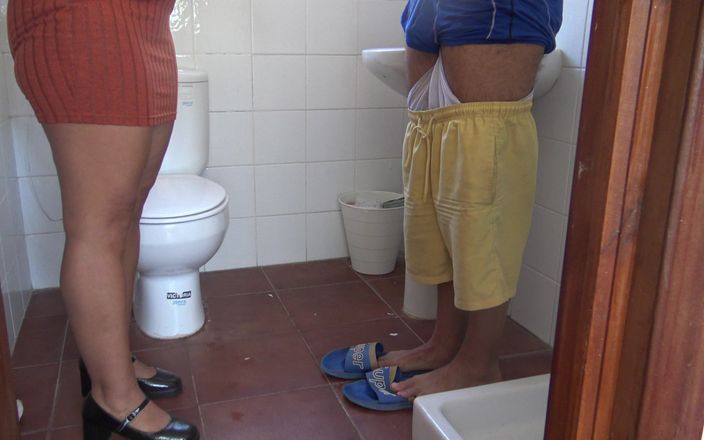 Stepmom Susan: सौतेली मम्मी सौतेले बेटे को उसके सामने पेशाब करने के लिए कहती है और उसका गंदा लंड धोती है