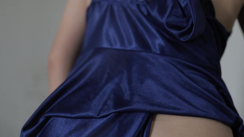 deafheaven666: Prsatá indo dívka přitulená zezadu, zatímco nosí sexy saténové šaty