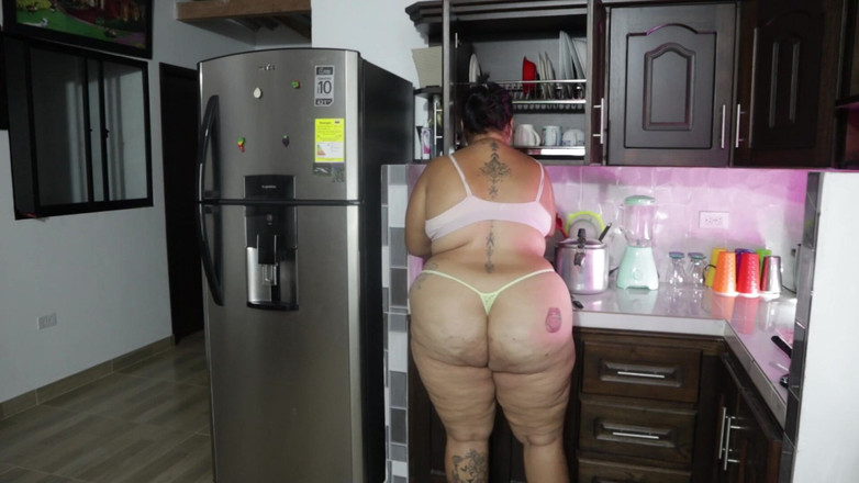 Lexly_16: My Boyfriend Shows Me His Huge Cock