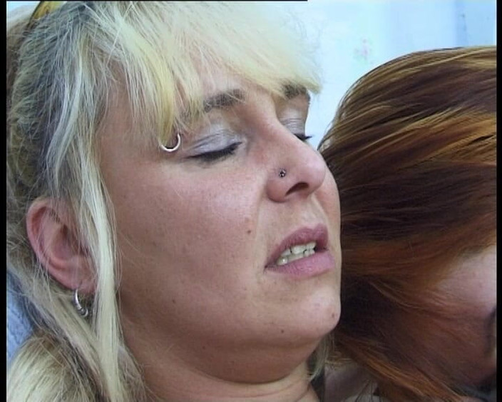 YOUR FIRST PORN: Ma voisine lesbienne se branle avec moi