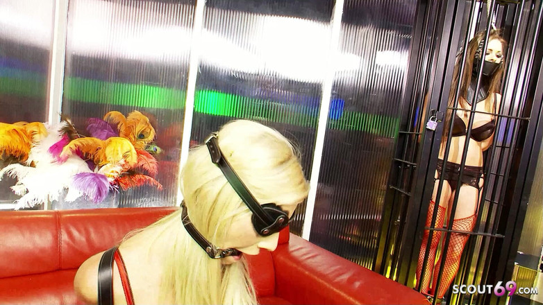 Full porn collection: Lesbická swinger fetiš párty s nadrženými hubenými teenagerkami