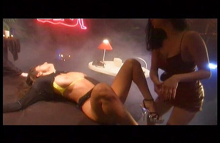 Perfect Porno: बड़े स्तनों वाली दो फ्रेंच स्ट्रिपर्स एक लंड साझा कर रही हैं