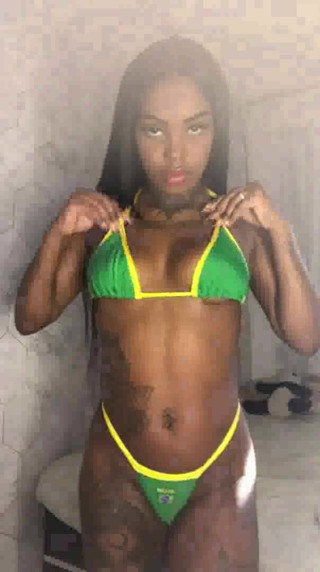 Solo Austria: Ragazza nera in bikini fetish