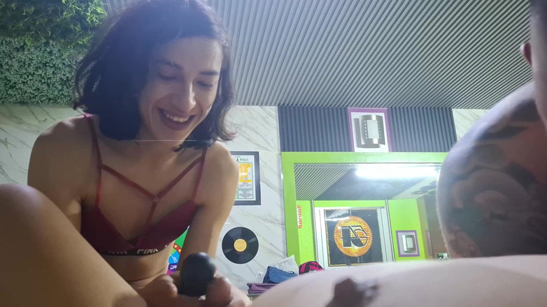 Crystal Phoenix: İki kadın kılıklı dövmeli bir adamla sikişiyor