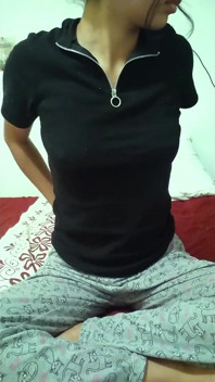 Desi College-mädchen Masturbiert Und Fingert Auf Dem Bett