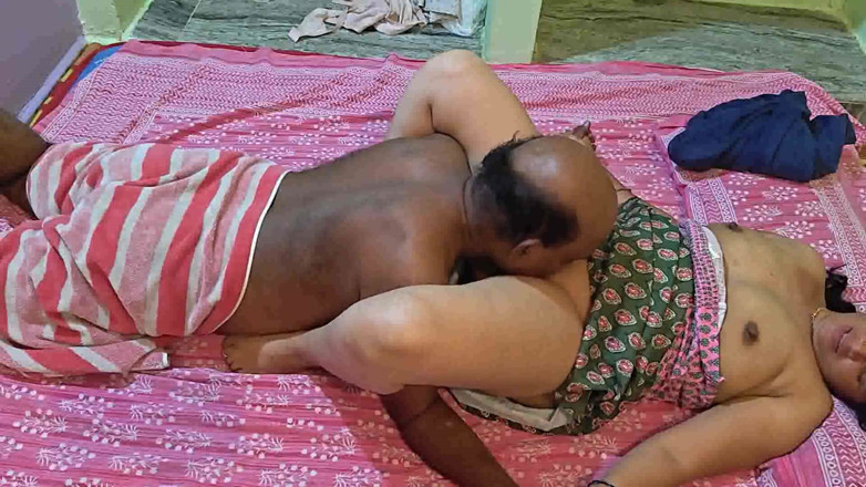Sexy sindu: Full Nude Aunty on Bed