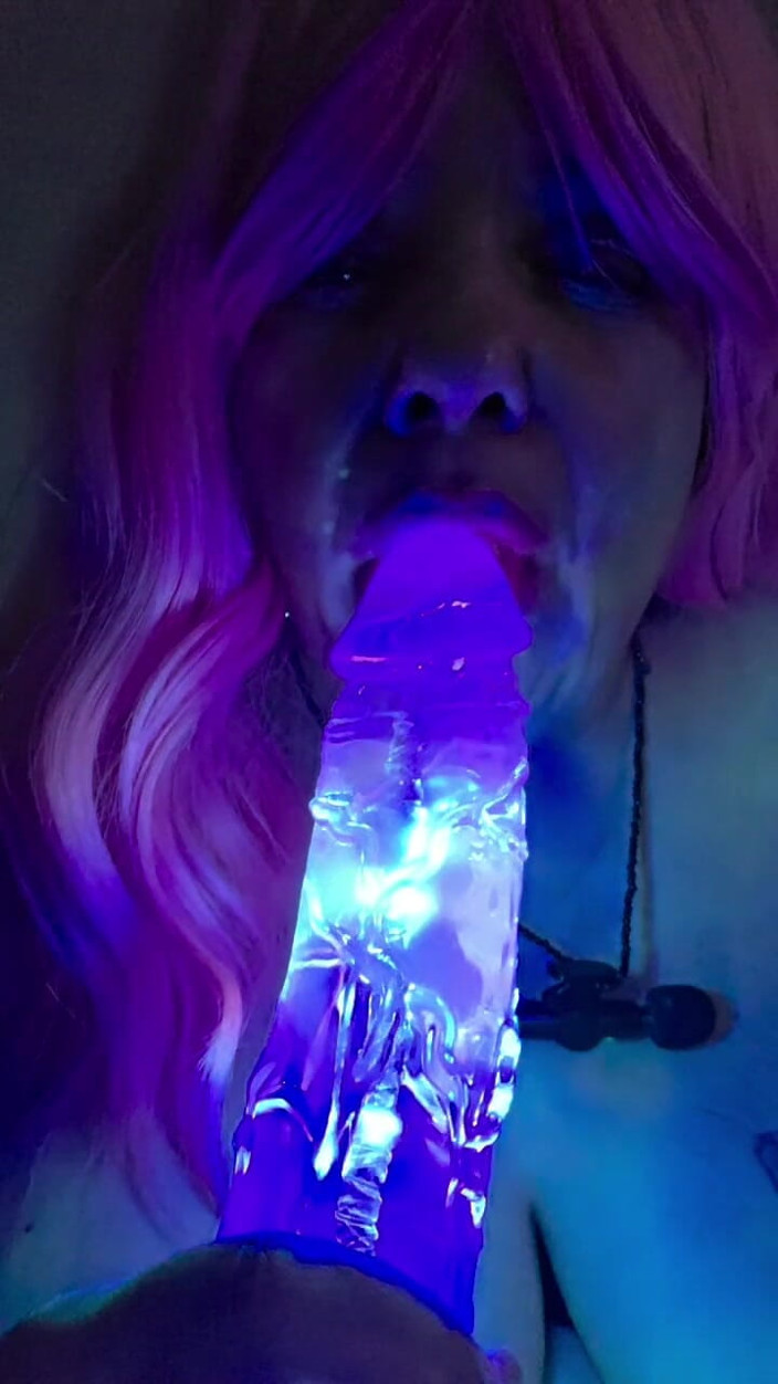 LustyPeachesofSin: Sání mého osvětlené dildo