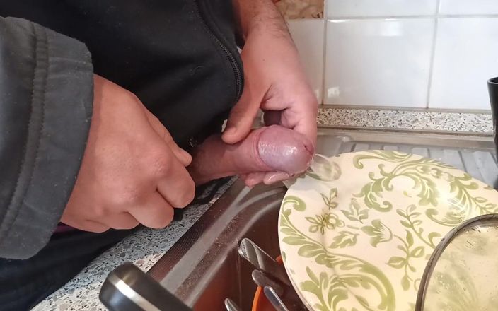 Kinky Guy: Çok işemeye ihtiyacım vardı, tuvalet meşguldü, bu yüzden mutfak lavabosunda...