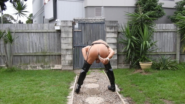 Sissy Becky: sissyslutbecky fucks her ass with a dildo