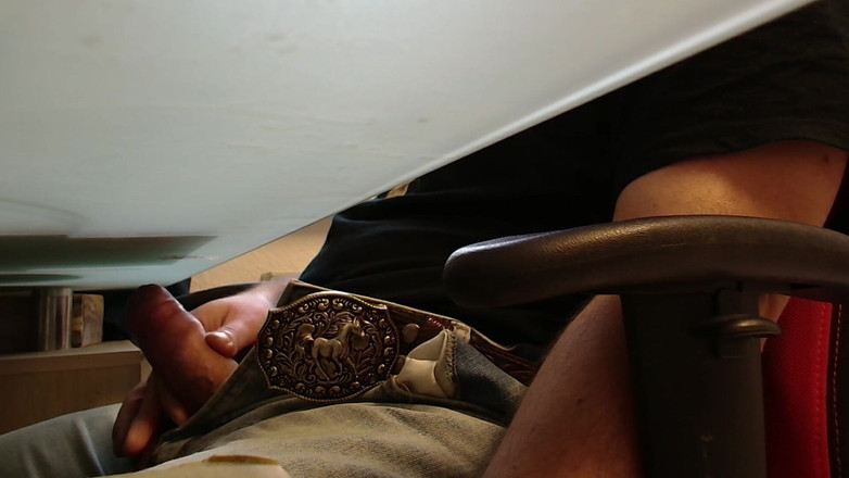 Alex Butt: Chefe pegou colega de trabalho masturbando na cam!