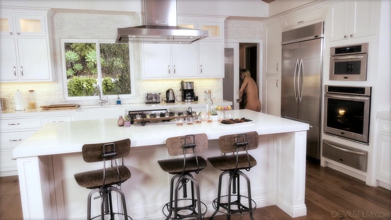 Devils Film: Devils Film - Alăturați-vă superstarului porno Abella Danger și Jane Wilde în prima...