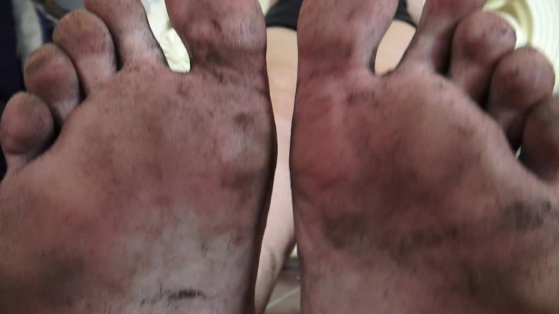 Foot Girls: Istruzioni per la pulizia dei piedi! La dominatrix russa Goldie...