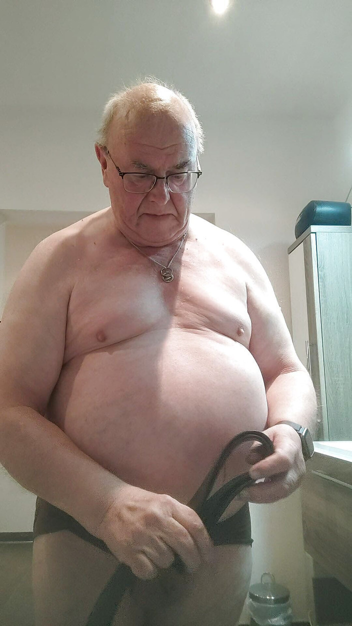 Karlchengeil: Toket dipukuli