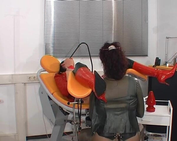 Rubber & Clinic Studio - 1ATOYS: Assfisting in rubber on the gyntable
