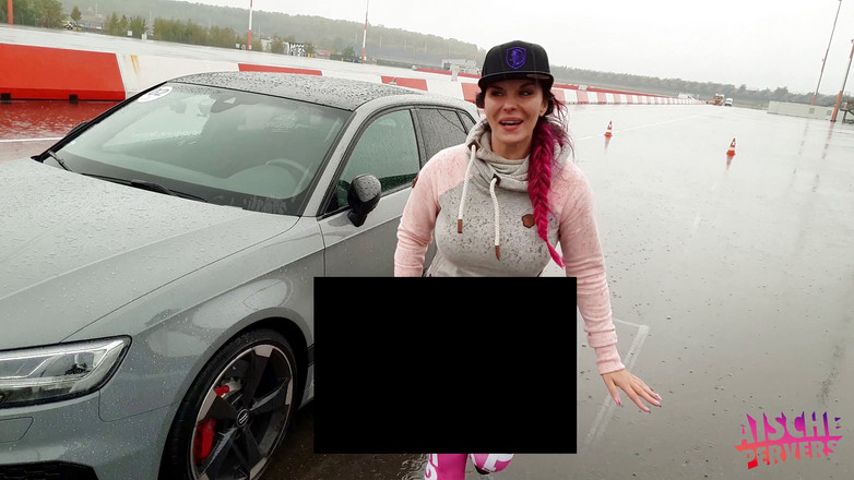 Aische Pervers: Sexy čůrák kouří na záchodě