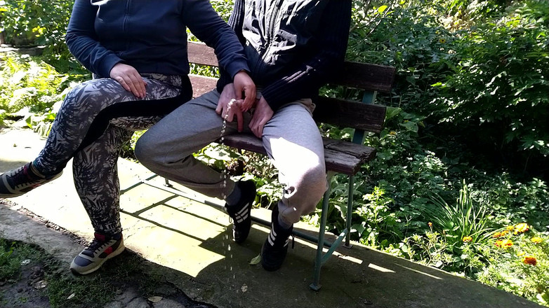 OurFetishLife: 屁股很大的胖熟女帮助男人撒尿