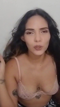 Ma copine ne veut pas me baiser alors je demande à sa demi-sœur coquine