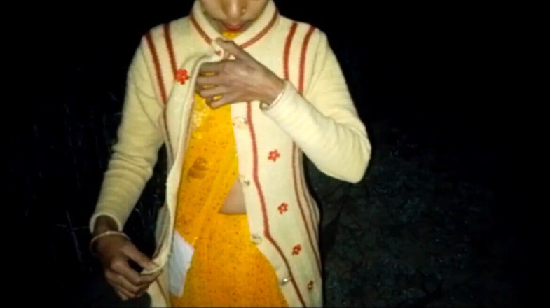 RadhaDevi: Un beau-frère baise sa belle-sœur solitaire la nuit