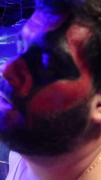 Risicovolle pijpbeurt op halloweenfeestje terwijl mensen aan het kijken waren